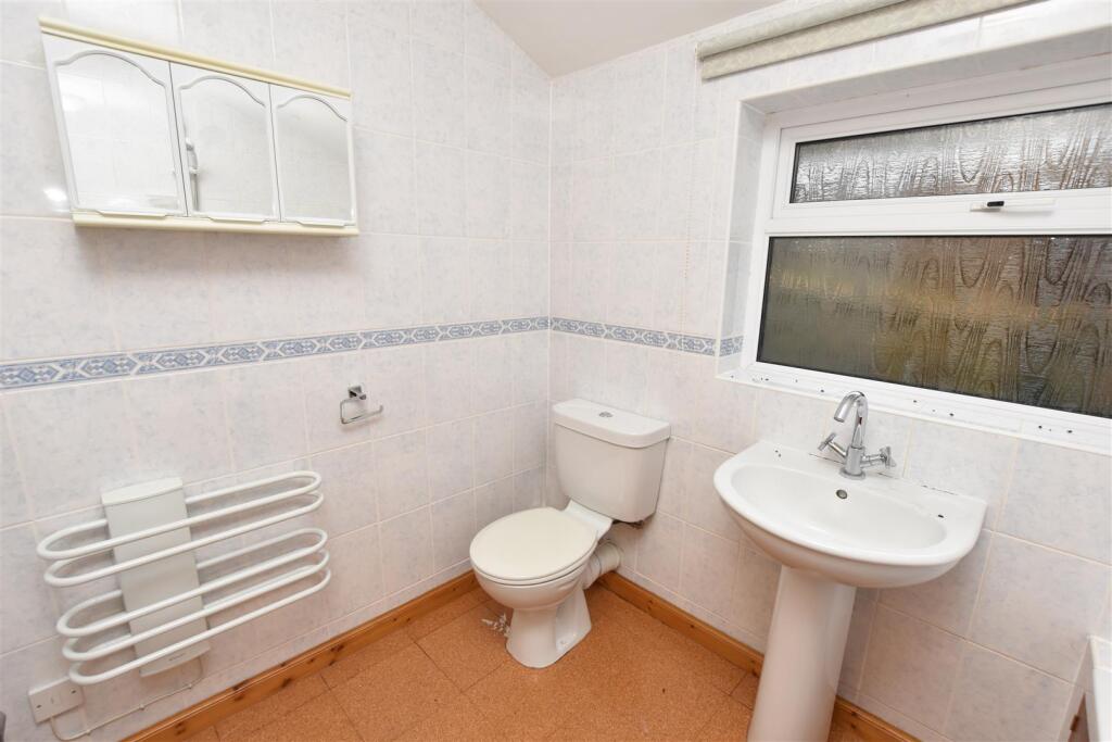 BATHROOM (2).JPG