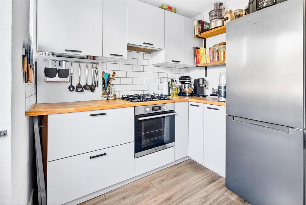 12  To Let 2 Bedroom House Blanchland Road SM4 www