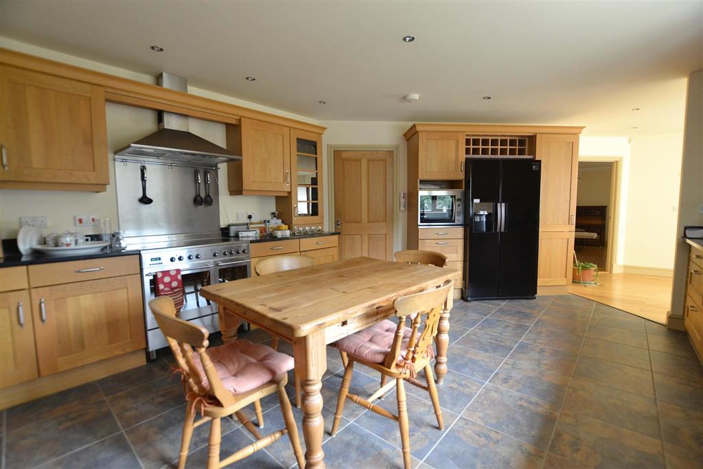 kitchen...JPG