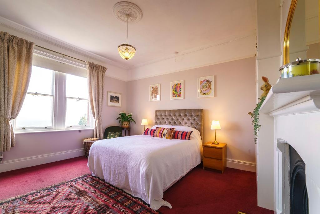 Grand main bedroom with ensuite