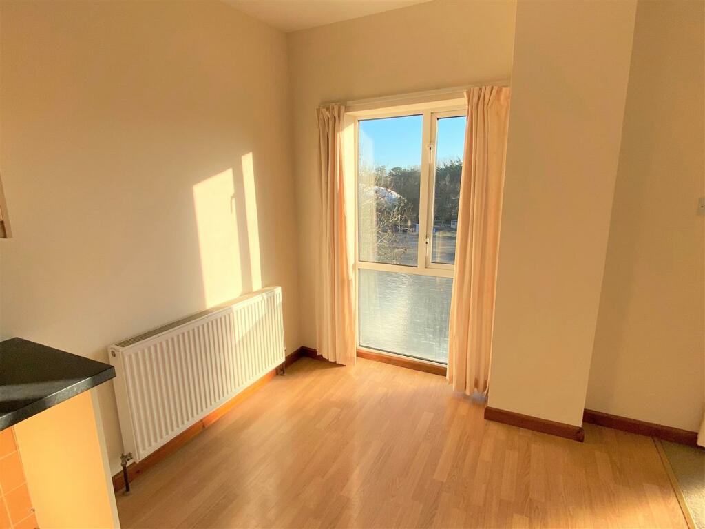4 Park View Apartments Dining Area