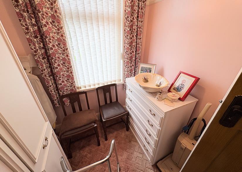 FRONT BEDROOM 3 / HOME OFFICE