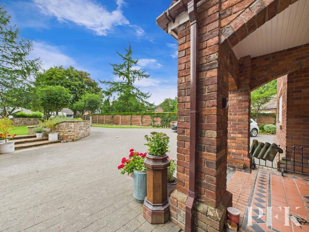 Front covered porch / driveway