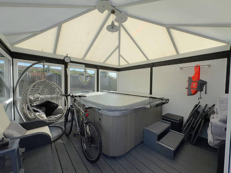 Garden Room (Hot Tub Included)