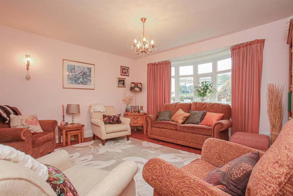 Front sitting room 2.jpg