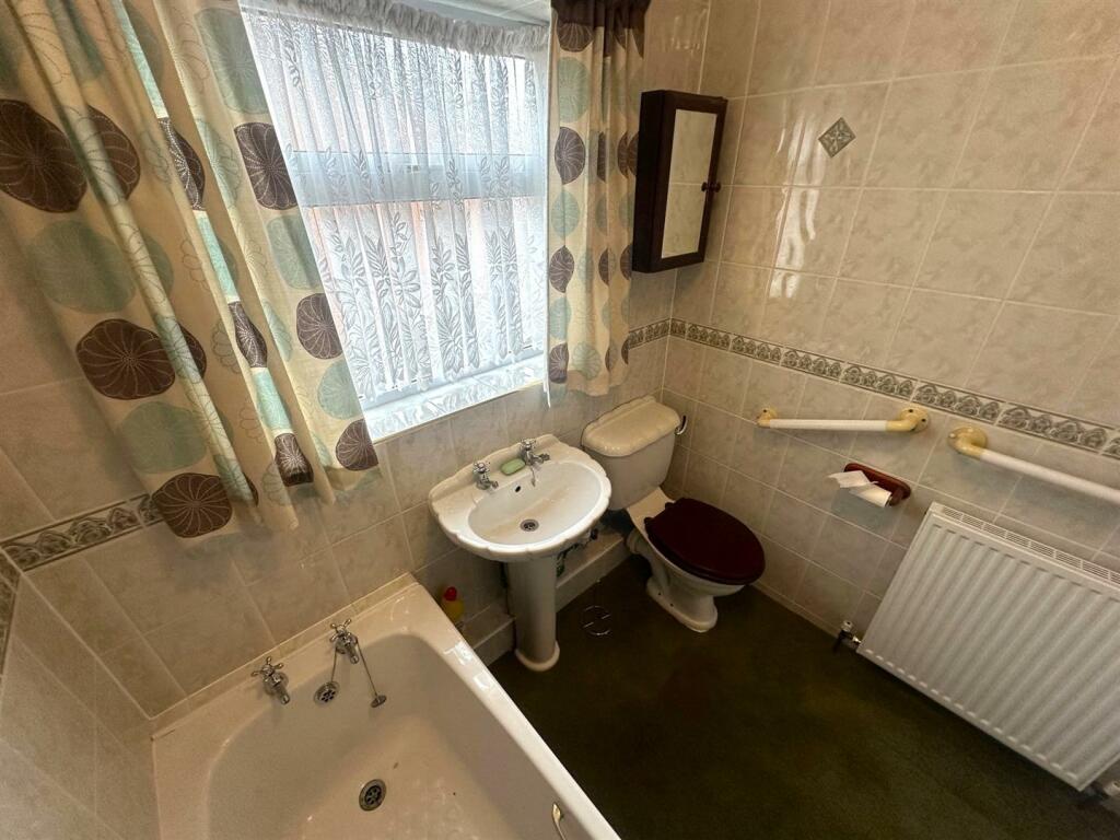 bathroom 2.jpg