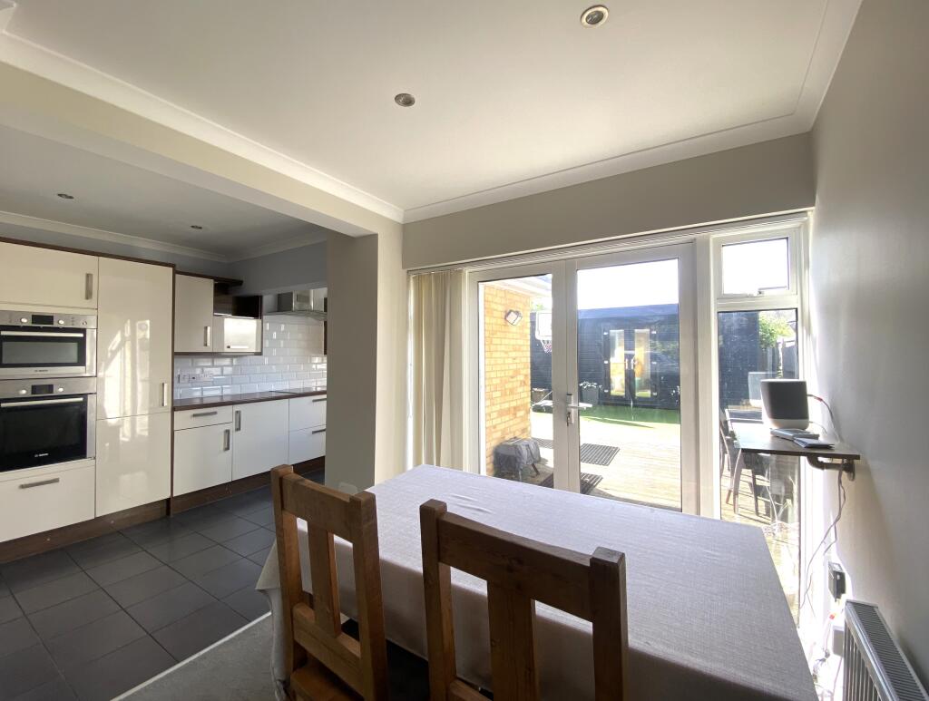 open plan kitchen/dining area