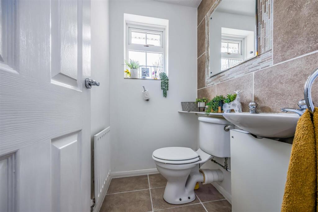 6 Mallow Close, Purbrook-Small-PorticoMarketing-Ne