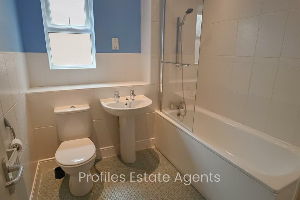 Modern bathroom (side)