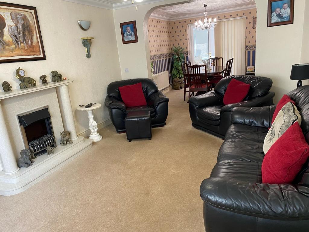 Lounge / Dining Area 