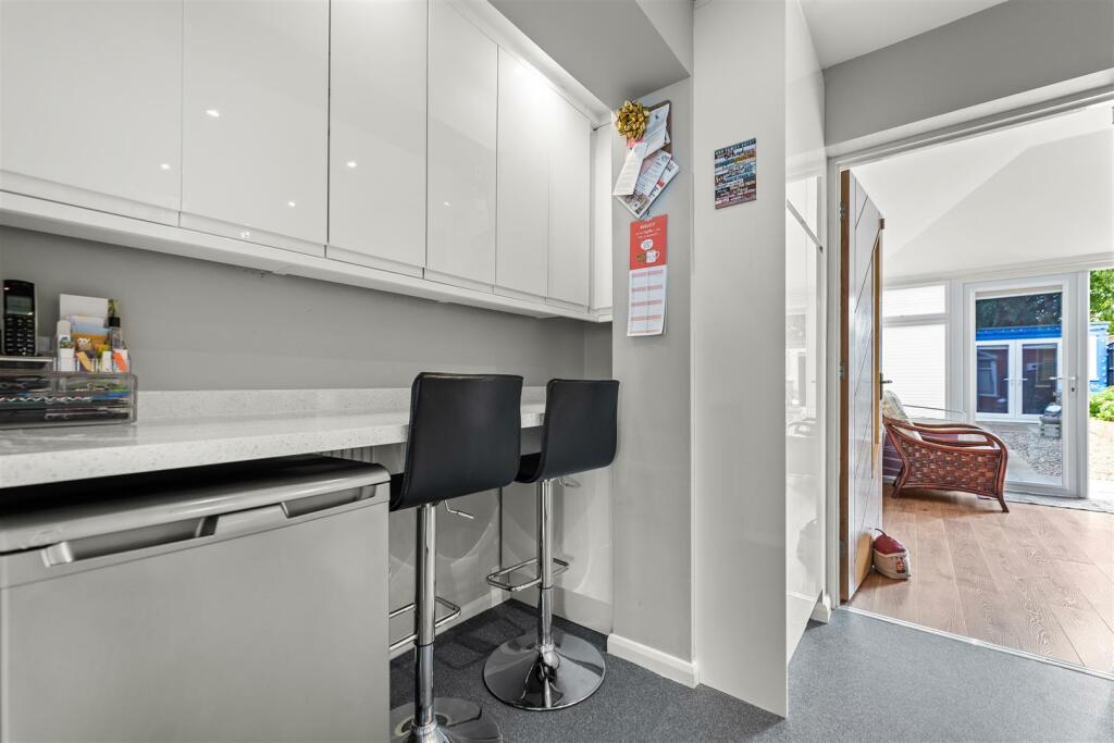 2 St James Close-13.jpg