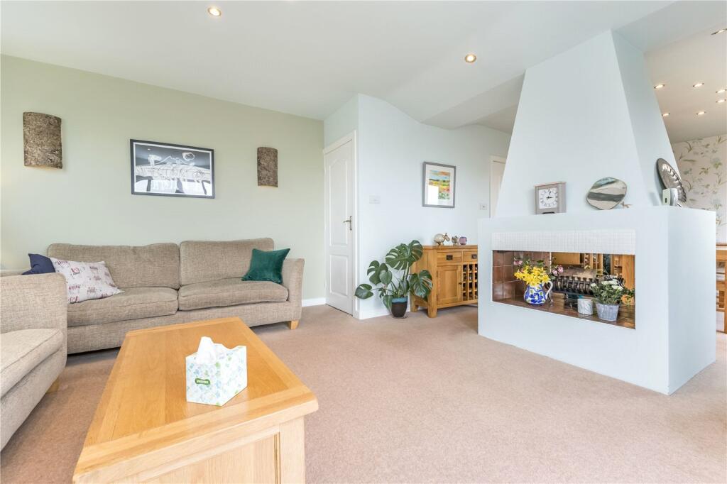 Lounge &amp; Dining Room