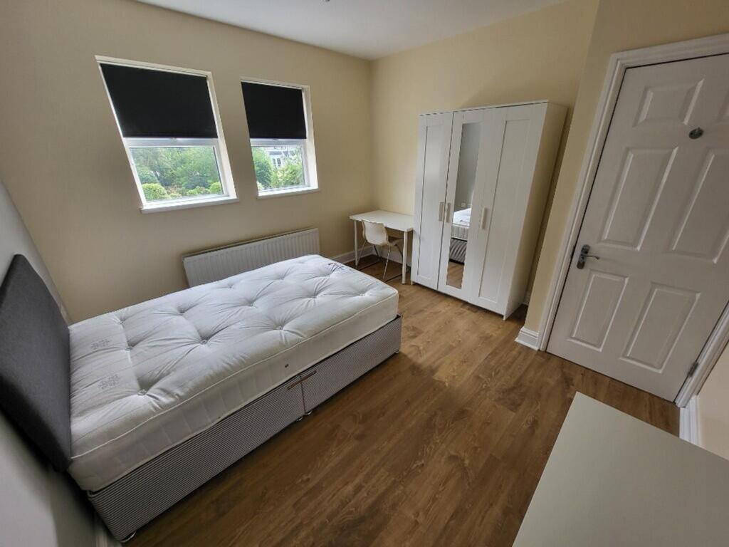 This inviting double bedroom features ample nat...