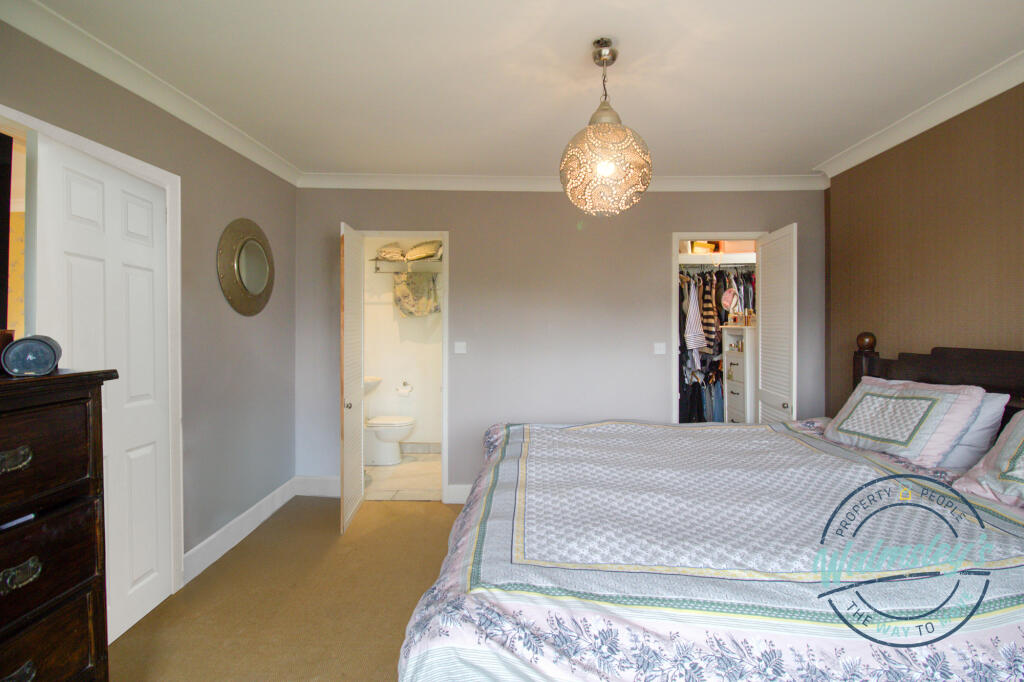 Dressing room &amp; ensuite to main bedroom
