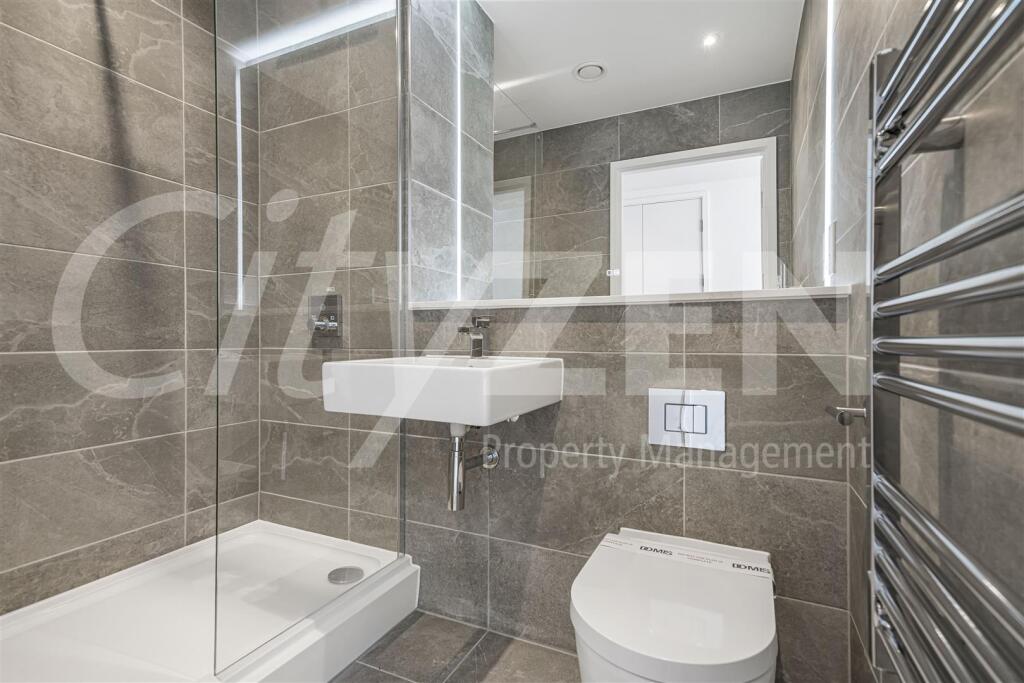 EN SUITE SHOWER ROOM