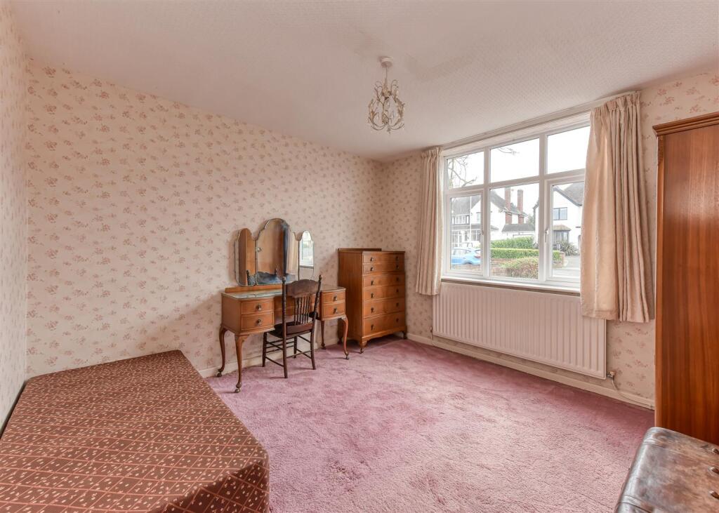 38 Meadow Road-bed2.jpg