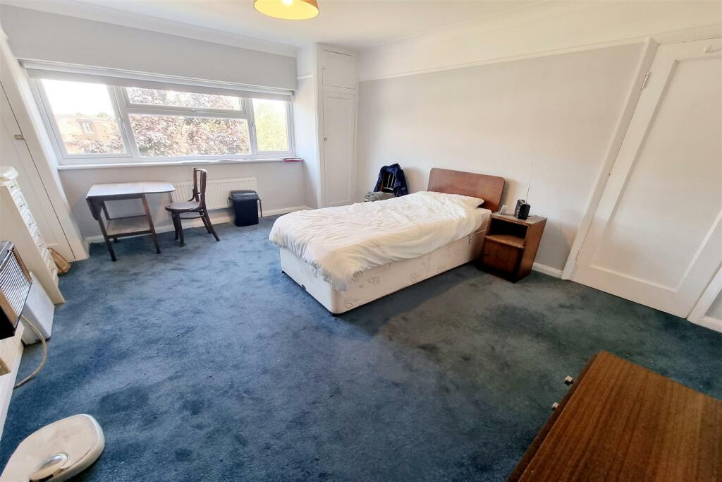 BEDROOM 1: