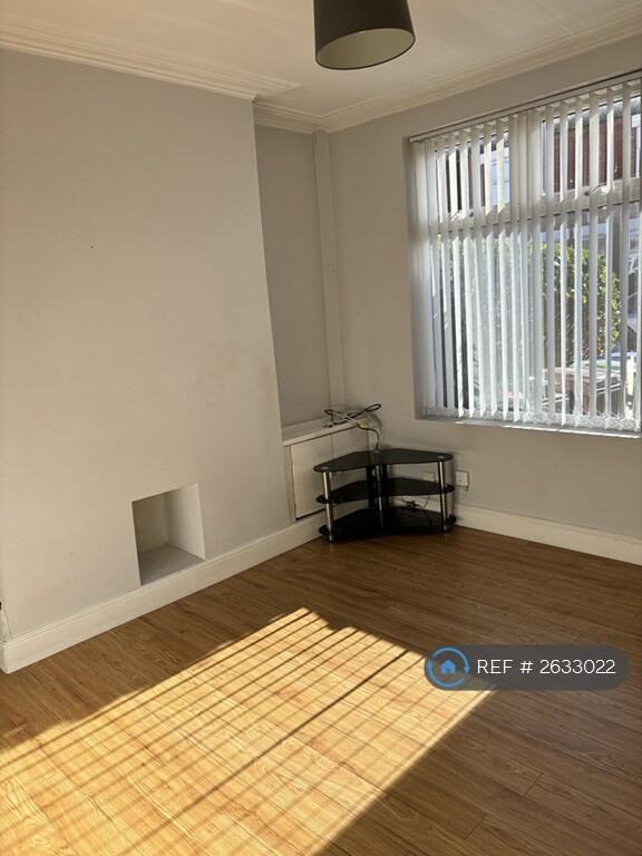 Spacious Sunny Lounge