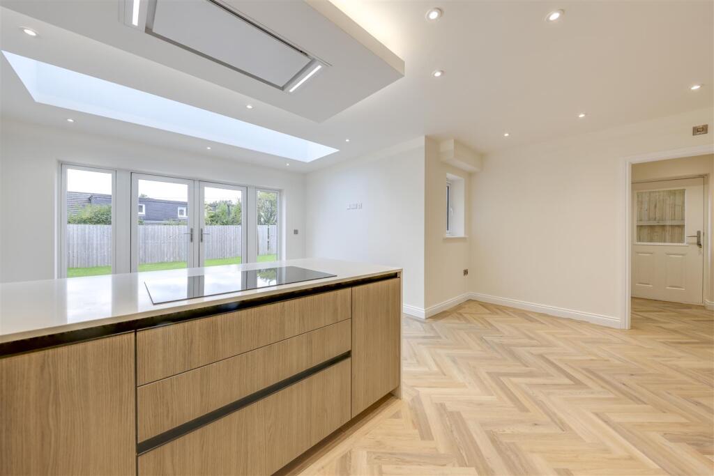 Open Plan Kitchen / Dining / Living Alt 4