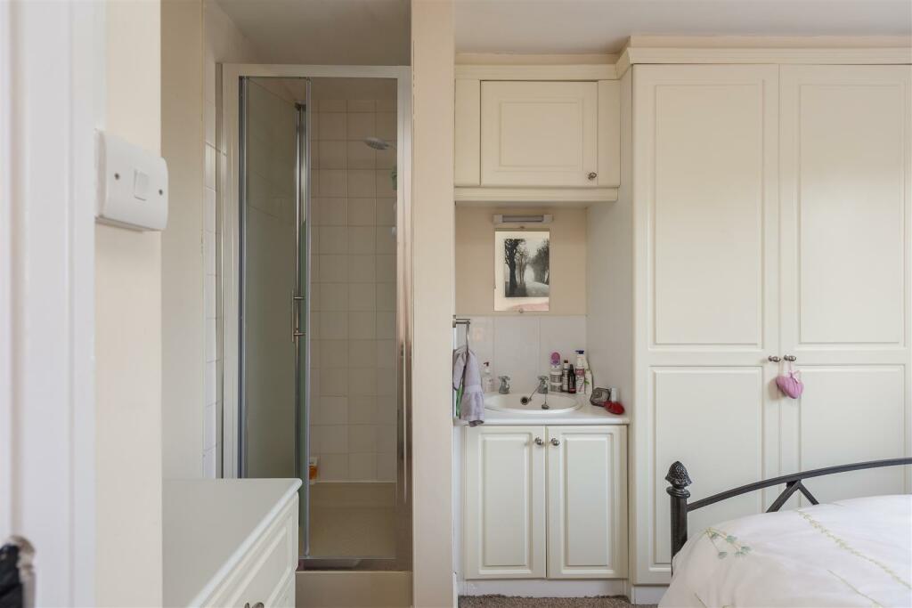 Orwell Cottage Bedroom 1-4.jpg