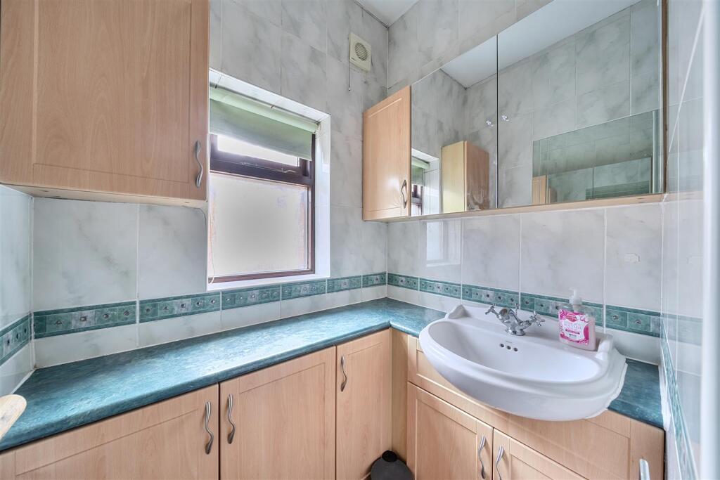 Elm Avenue - Bathroom.jpg