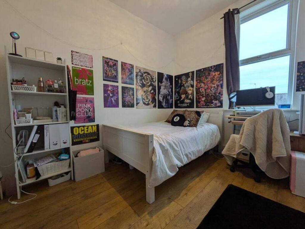 A bright and creatively decorated double bedroo...