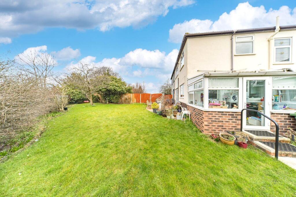 9 Armitage Gardens garden.jpg