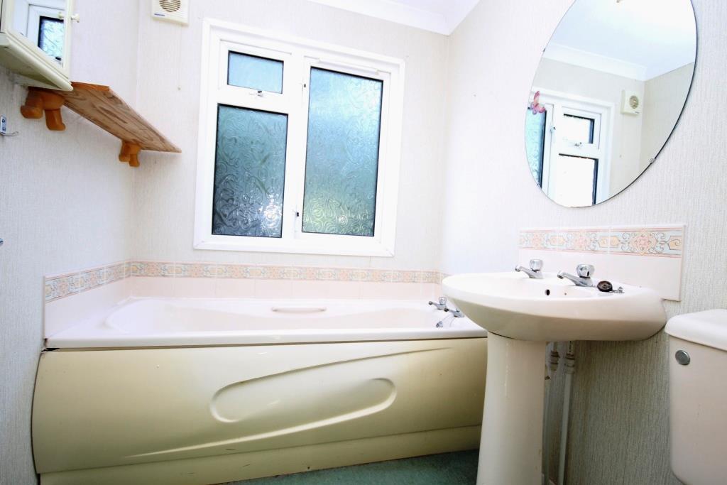 Family bathroom.JPG