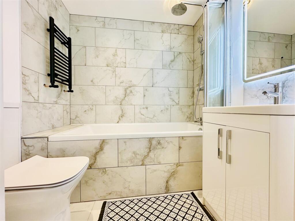 En Suite to Bedroom 1