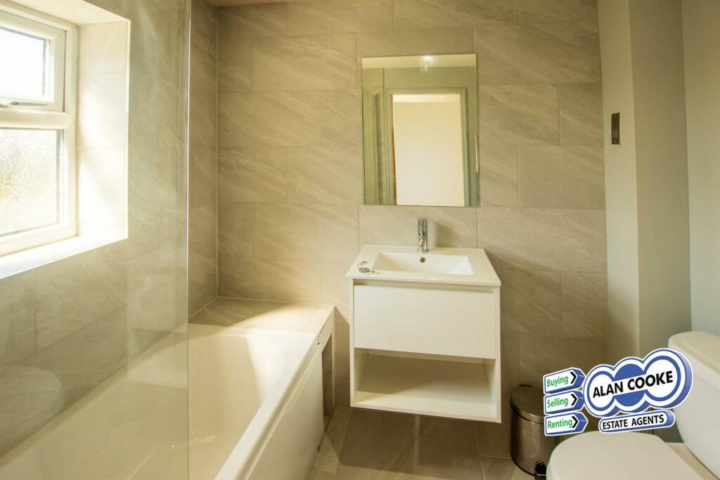 EN-SUITE BATHROOM