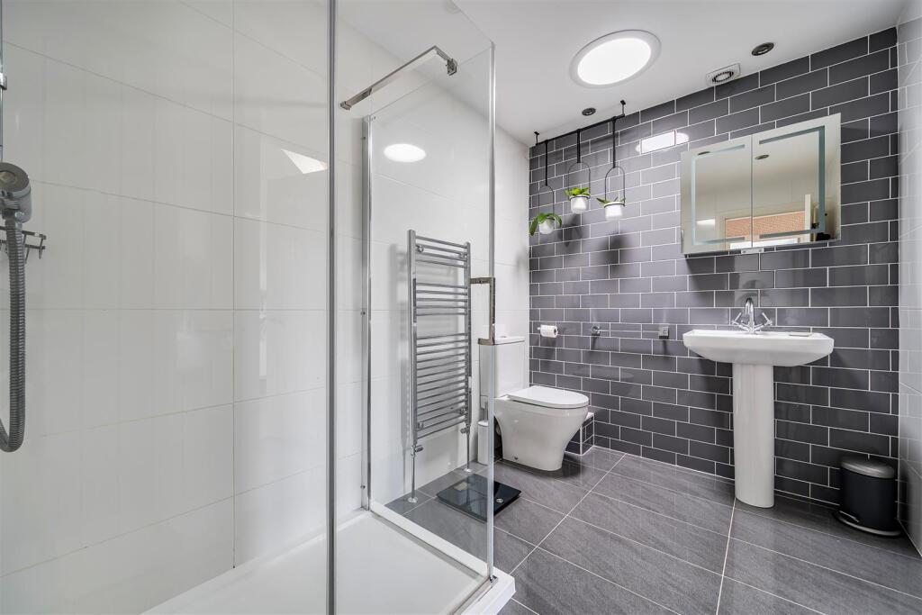 En suite Shower