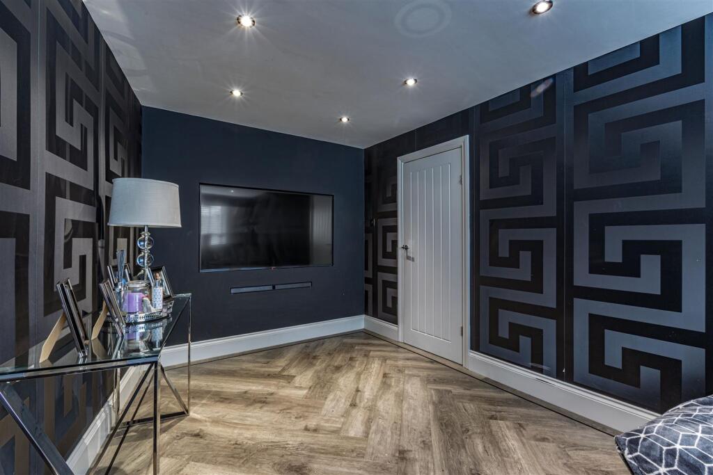 28 Cornwall Avenue, Byfleet, KT14 7EY - 13.jpg