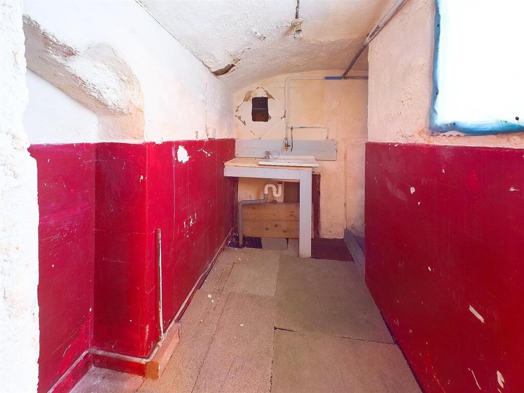 13 - 5 Bedroom terraced house.jpg