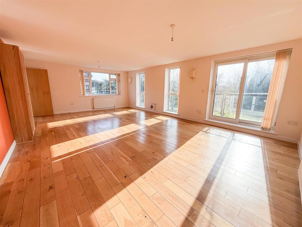 ALTERNATE VIEW OF LOUNGE/DINER