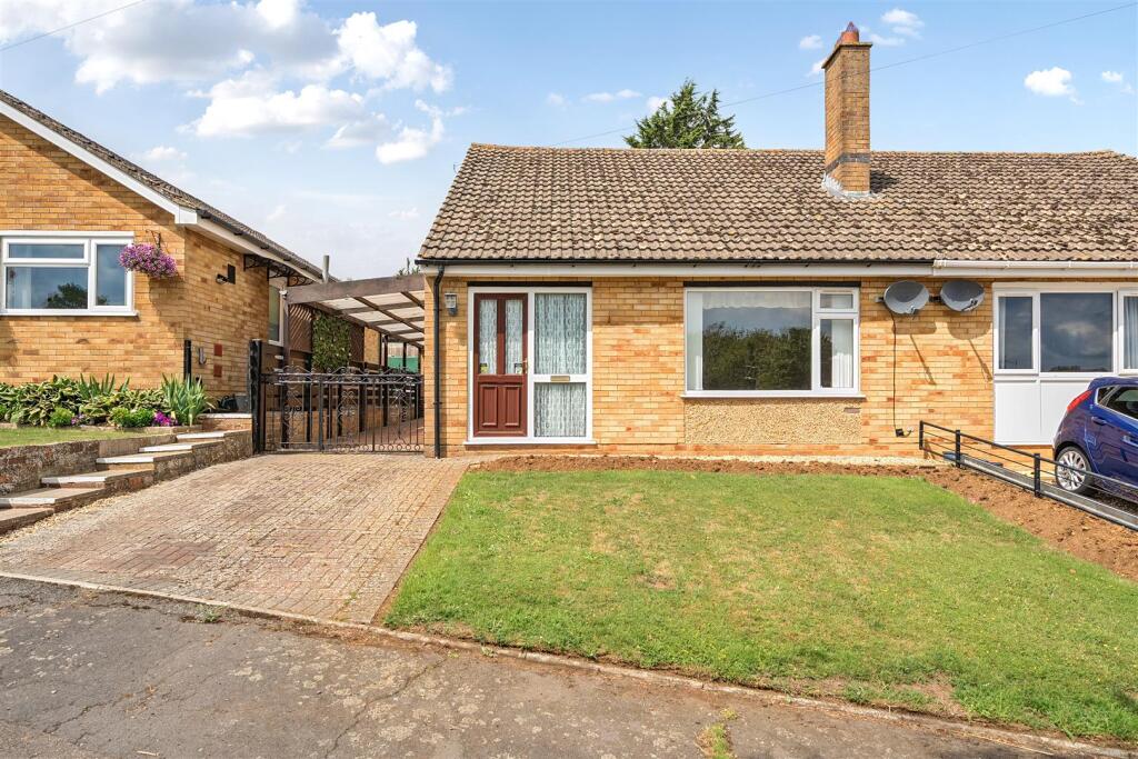 15 Simons Walk, Pattishall (2).jpg