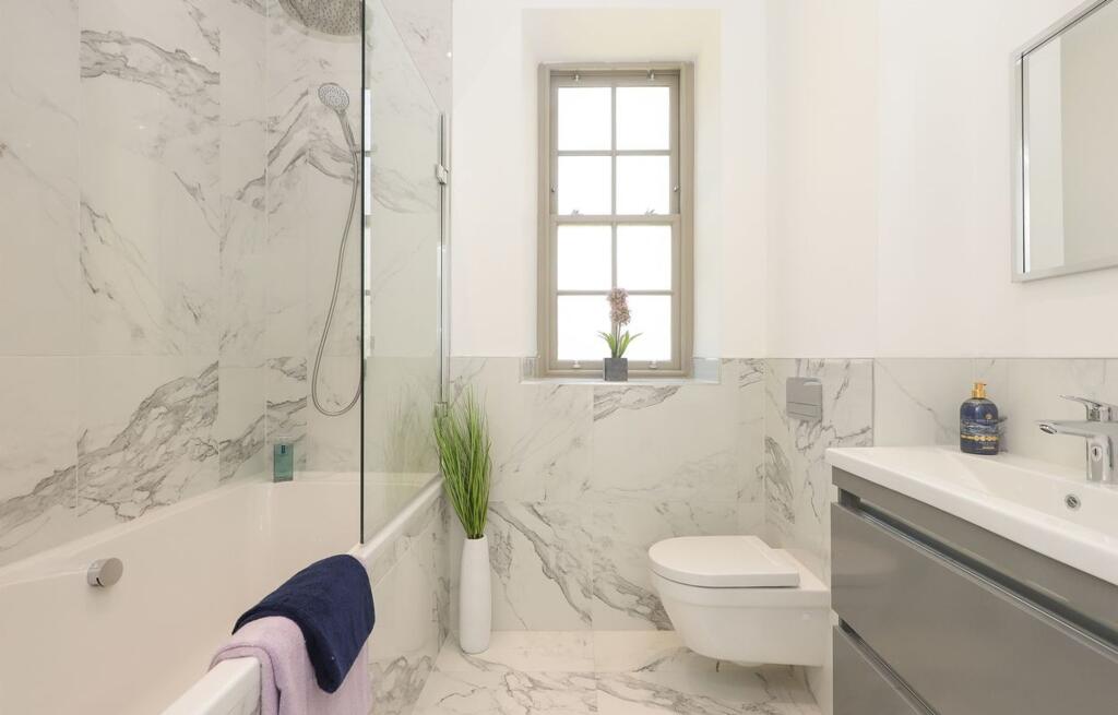 Apt 7 bathroom