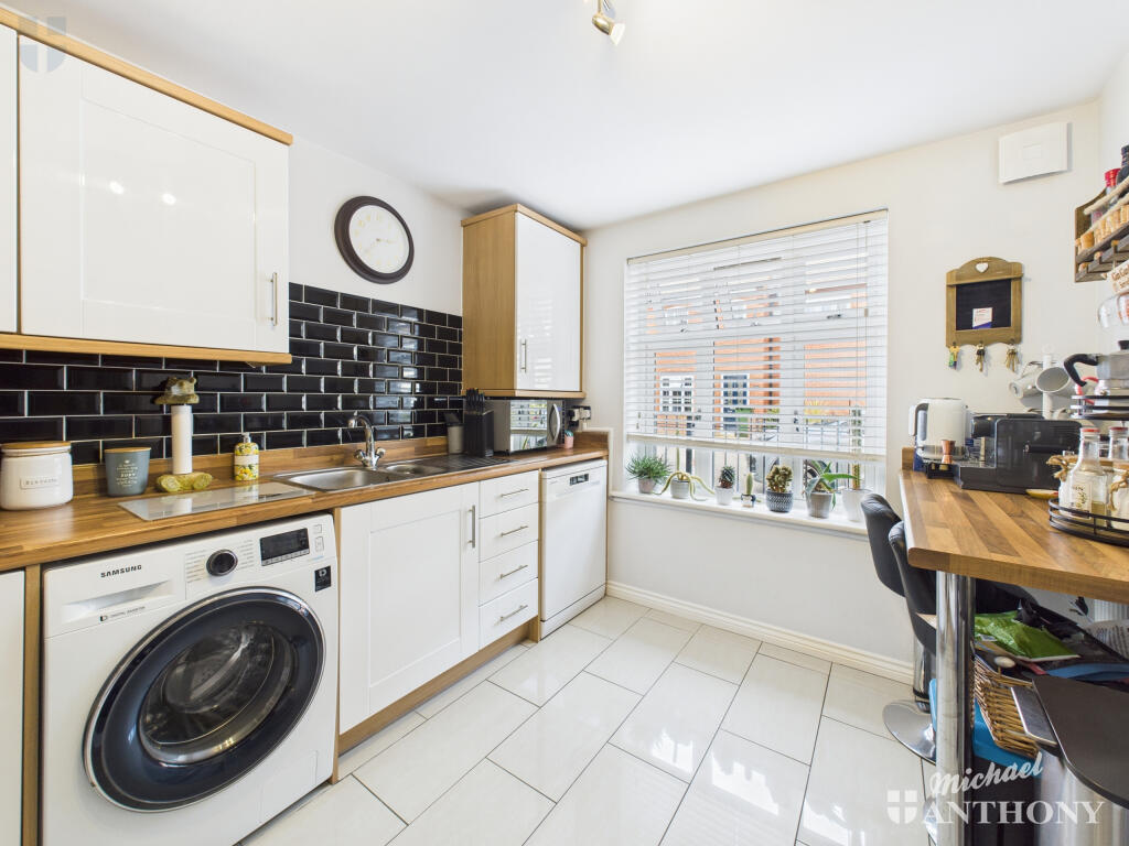 CAM03852G0-PR0413-STILL012