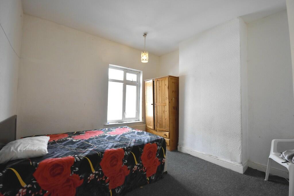 Bedroom 1-min