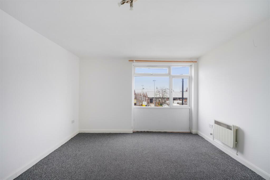 Flat 4, Greens Court - EDzjzjR53xAEYN96yHUB.jpg