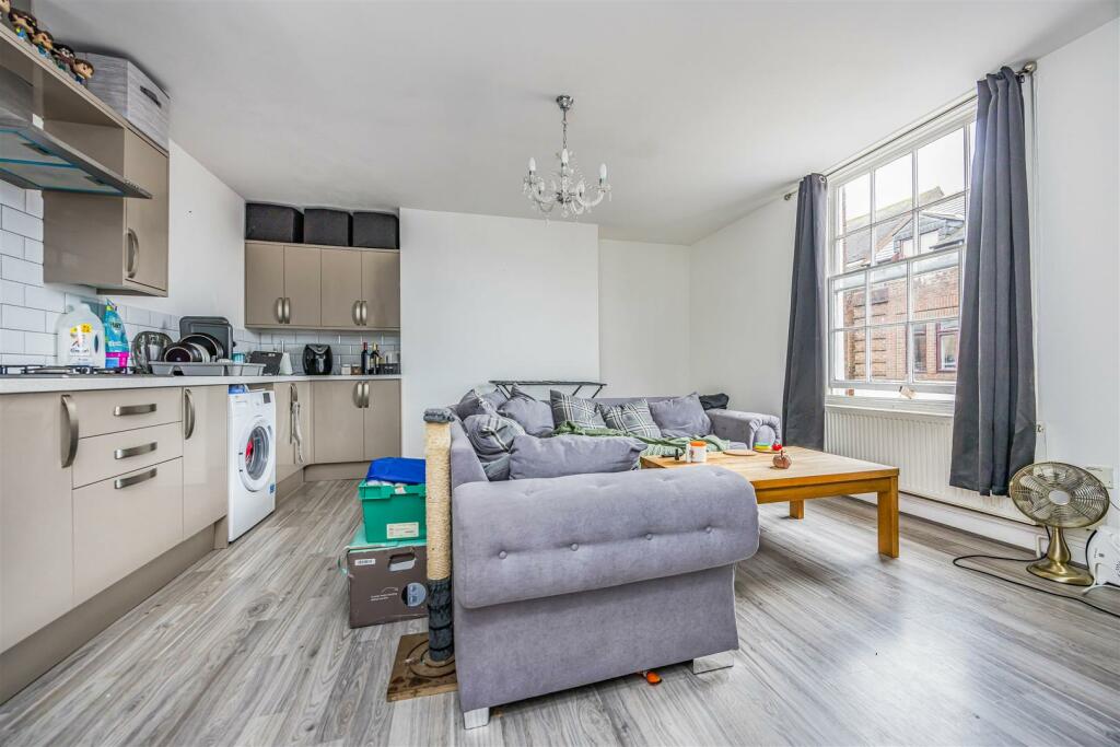 Flat 2, 21, Elmore Court, East Street, Havant-Smal