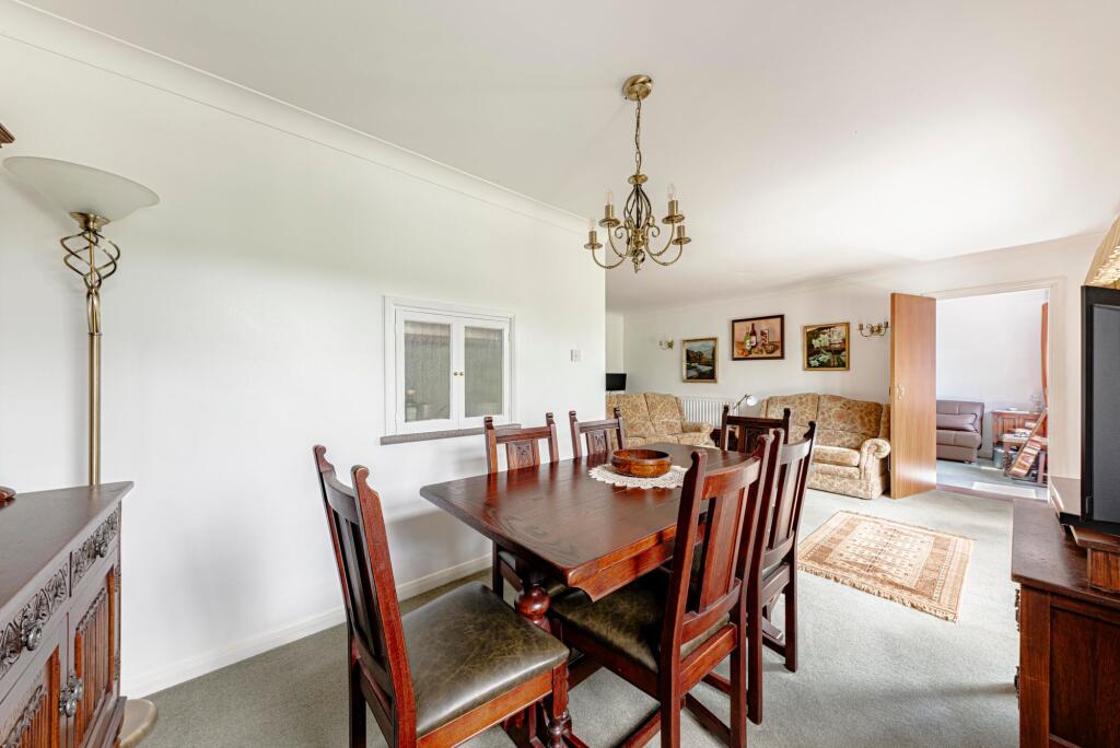 Living Room /Dining Room (4)