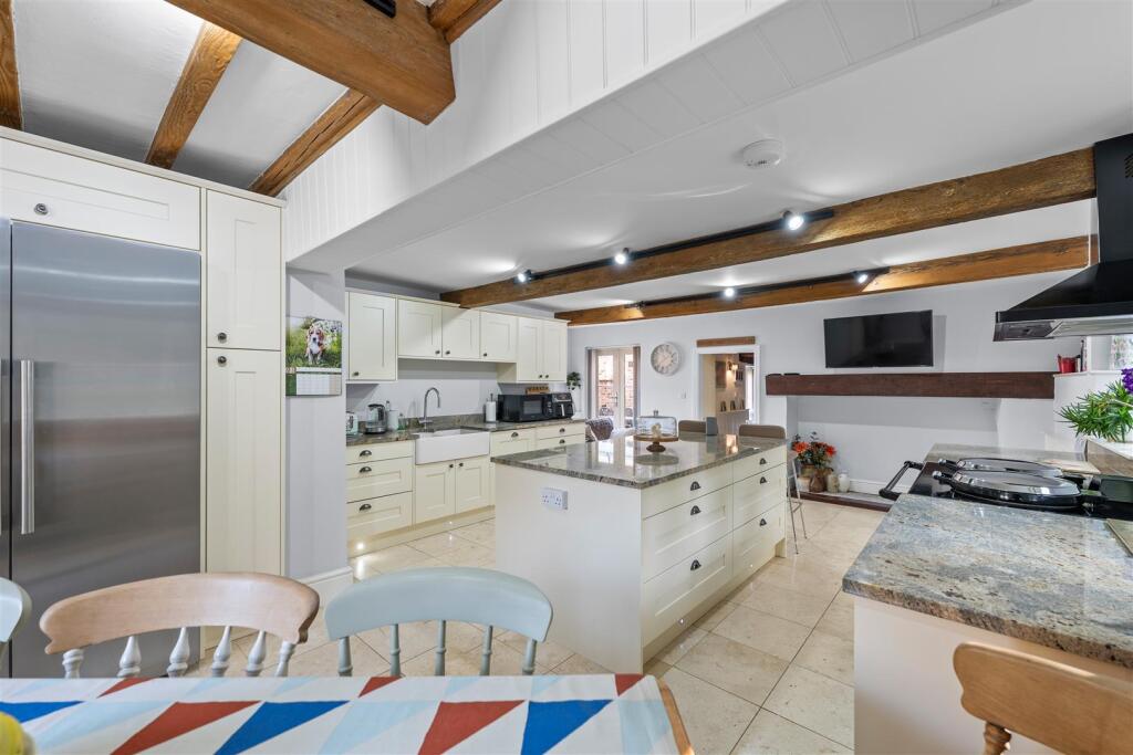 OPEN PLAN L SHAPED LIVING/DINING KITCHEN