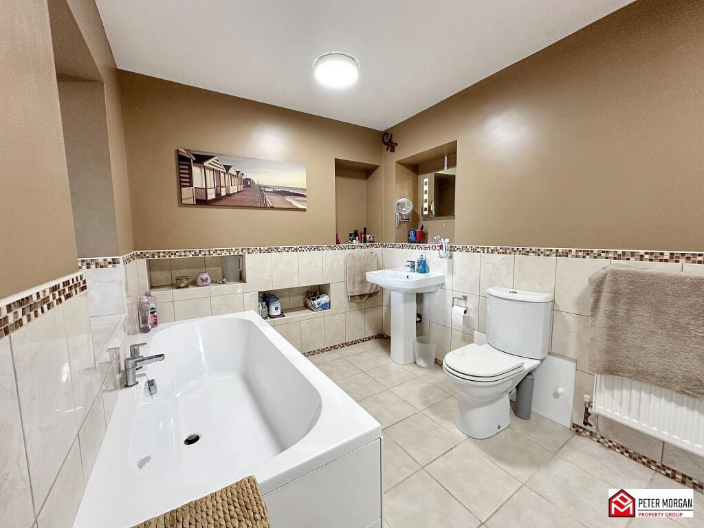 Ensuite Bath And Shower Room