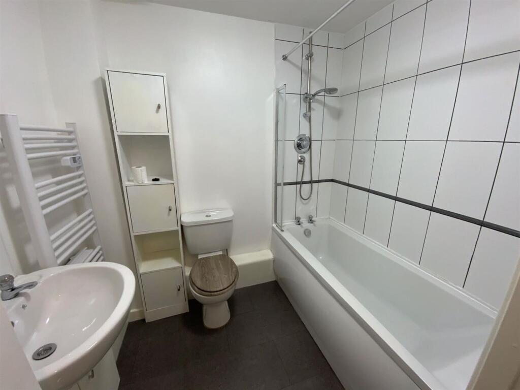 24-Clough-Close-Bathroom.jpg
