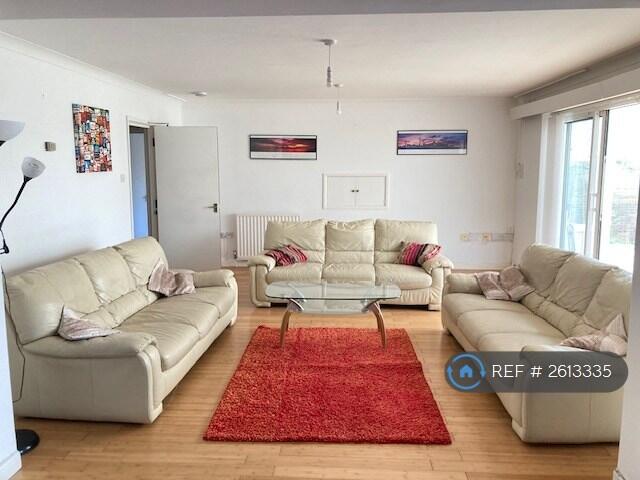 Bright Spacious Lounge