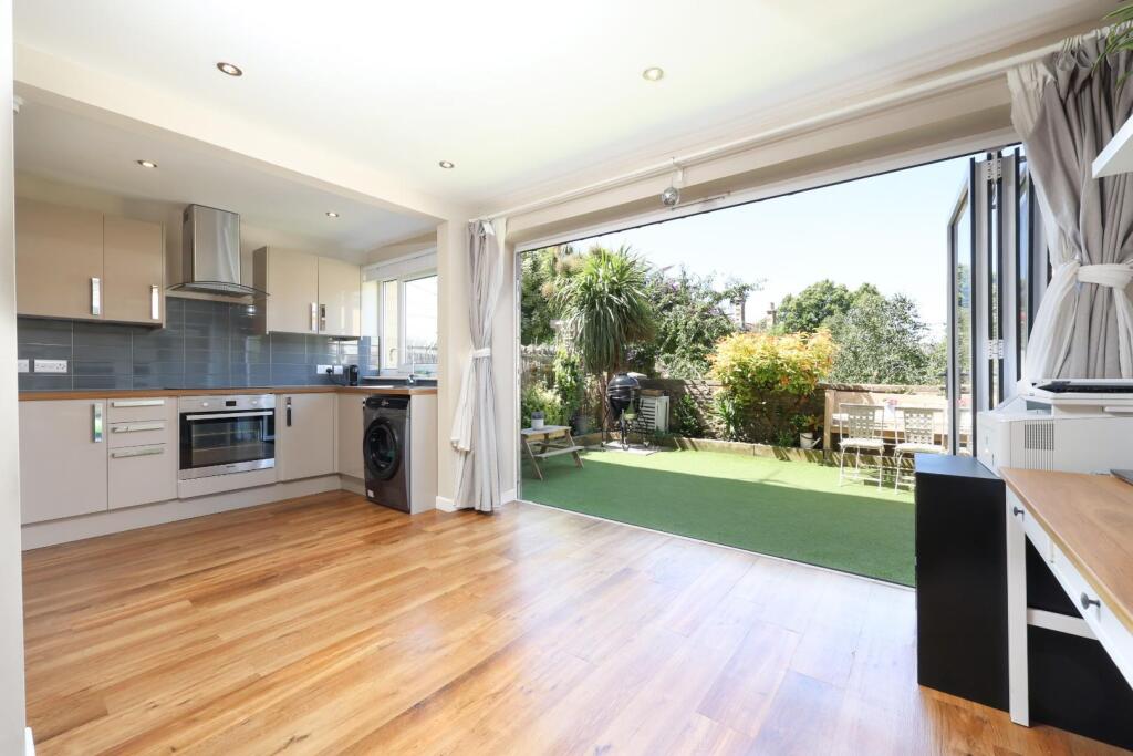 2 Courtside Mews 38.JPG