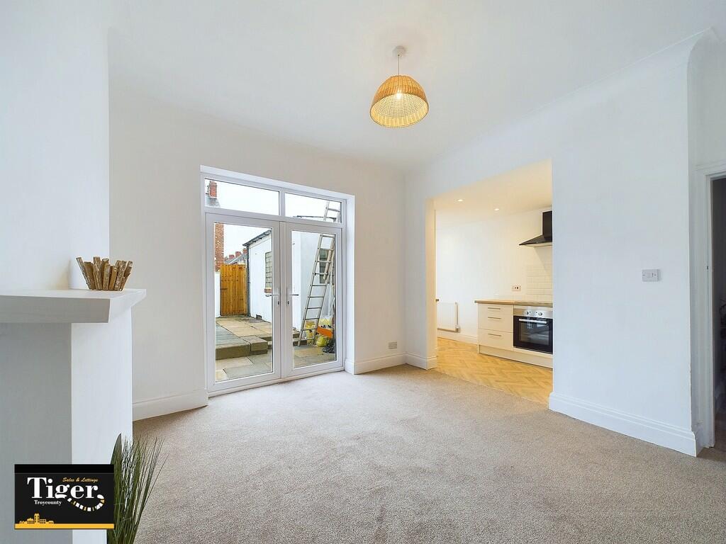 CAM02176G0-PR0353...