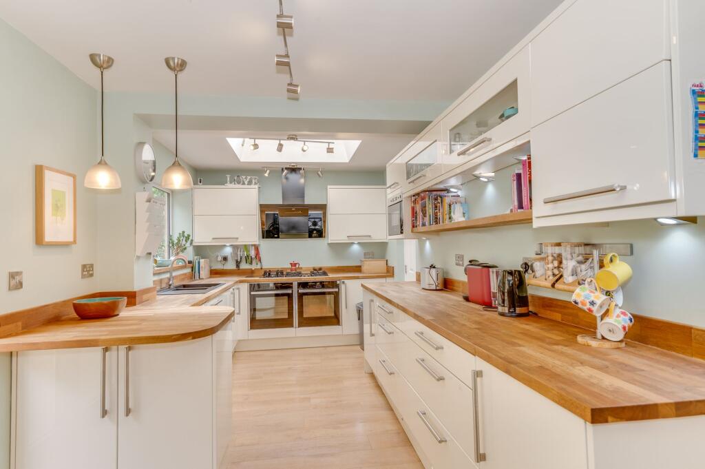 FABULOUS SITTING ROOM AND EXPENSIVE KITCHEN DINER
