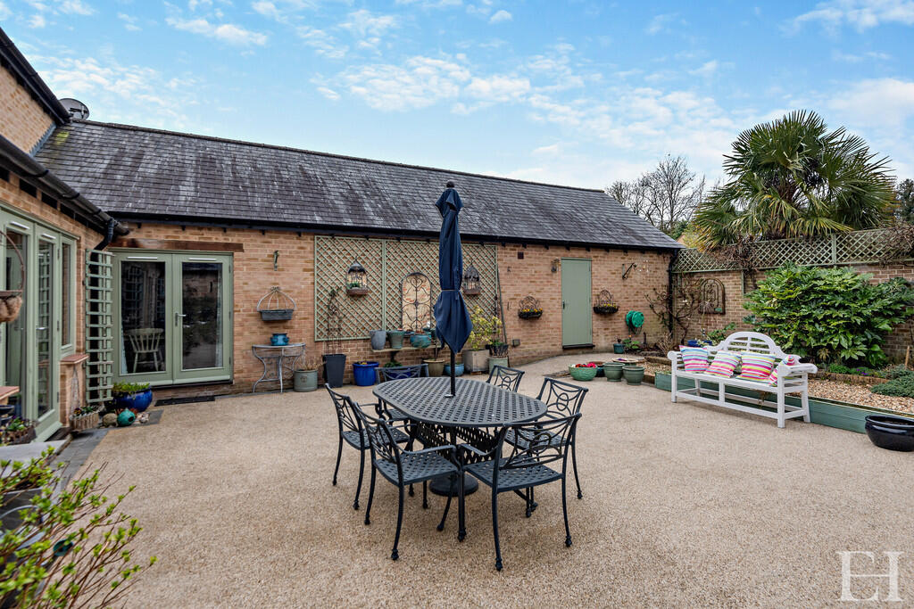 8641132-exteriorW...