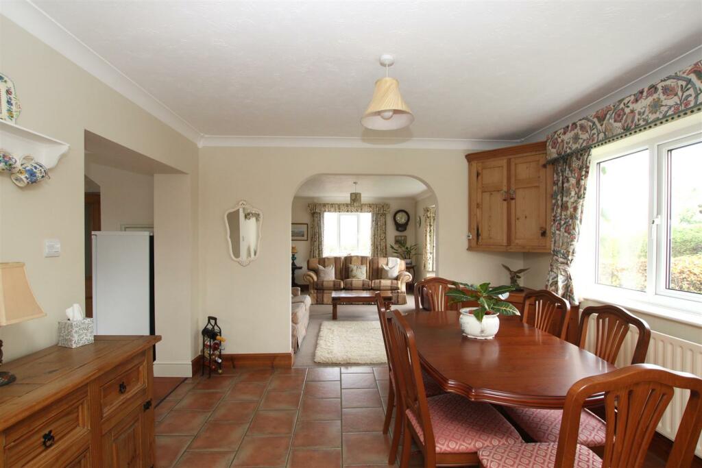 Dining Area.JPG